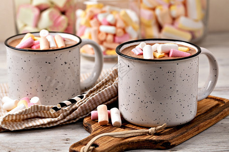 热巧克力和棉花糖在木背景的杯子上加棉花糖图片