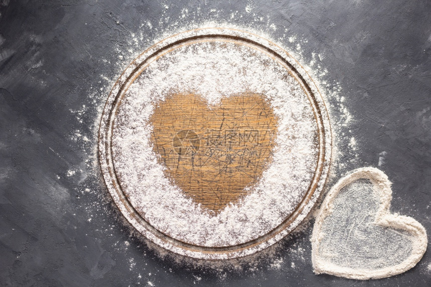 木制比萨或餐桌上自制烘烤的面包切板上粉小麦具有复制空间的石头背景纹理中的食谱概念图片