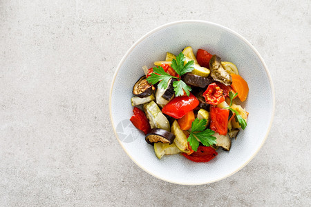 烤蔬菜沙拉和新鲜的欧萨兰图片