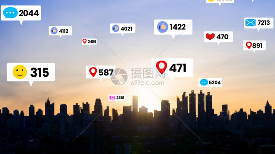 社交媒体图标飞过市区通社交网络应用平台显示民众参与关系在线社区和会媒体营销战略的概念社交媒体图标飞过市区显示民众参与关系图片