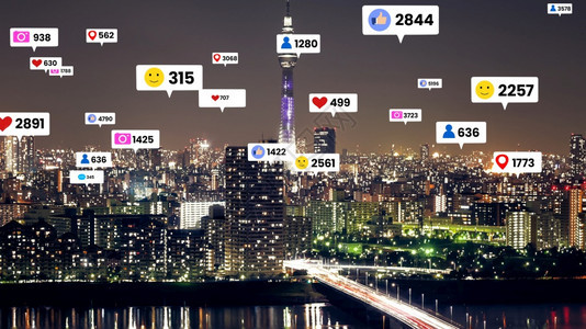 社交媒体图标飞过市区通社交网络应用平台显示民众参与关系在线社区和会媒体营销战略的概念社交媒体图标飞过市区显示民众参与关系图片
