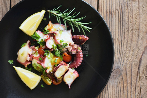 带有柠西红柿迷香和蔬菜的章鱼沙拉新鲜和健康的沙拉海鲜鱿鱼和章图片