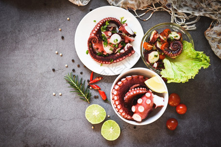 花沙拉蔬菜配有柠西红茄辣菜和盘碗上香料新鲜健康沙拉海鱿鱼和章触角图片