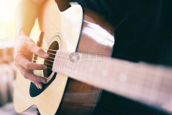 家庭爱好概念人手演奏音乐吉他关闭演奏家音乐器娱或爱好激情图片