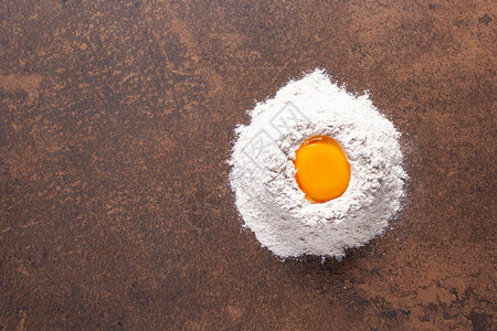 面粉食品和鸡蛋作为自制面包烘烤的食品和鸡蛋成份放在桌上图片