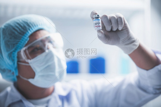 反对新冠19医院实验室的冠状疫苗研究专业科学家持有新疫苗用于治疗注射大流行病期间的医学临床治疗图片