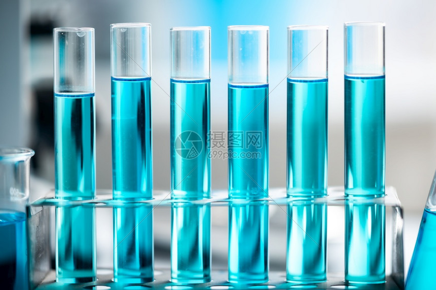 化学实验室玻璃器科学实验室研究与开发概念玻璃瓶烧和测试管包括蓝色液体水样本测试科学管设备图片