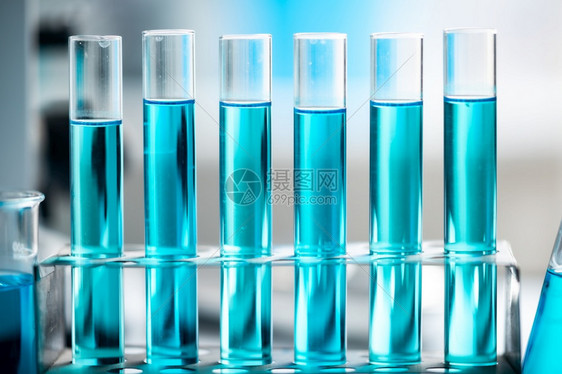 化学实验室玻璃器科学实验室研究与开发概念玻璃瓶烧和测试管包括蓝色液体水样本测试科学管设备图片