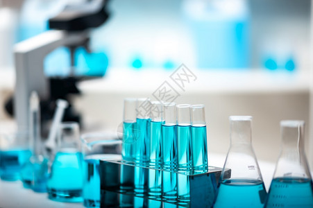 用于科学研究医现代创新研究实验蓝色液体样本测试的管和实验室玻璃器件设置图片