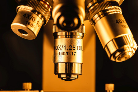 实验室专业显微镜科学设备和医疗工具中的专业显微镜用于在带有显微镜的实验室中考察微型规模生物学和医研究图片