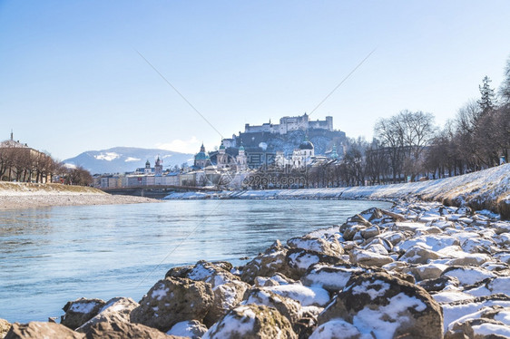 冬季萨尔茨堡全景雪河岸历史中心萨尔扎克河图片