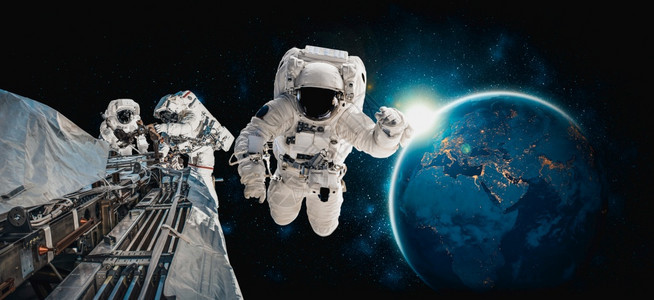 宇航员在为外层空间站工作时从事空间行走宇航员在空间运行时穿戴完整的太空服由美国航天局空间宇员照片提供的这一图像元素宇航员在空间站背景图片