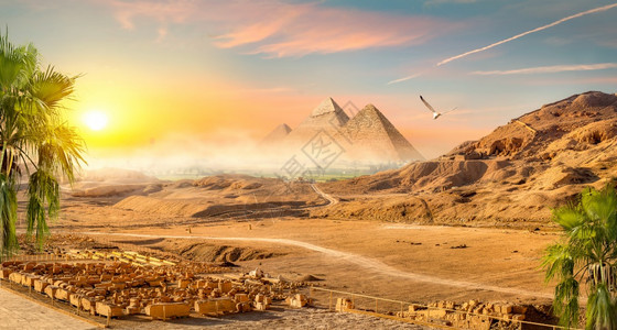 埃及金字塔沙漠和清空天中的埃及金字塔图片