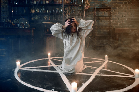 驱魔神秘的超自然仪式黑暗的宗教夜间恐怖在背景的架子上药剂图片素材