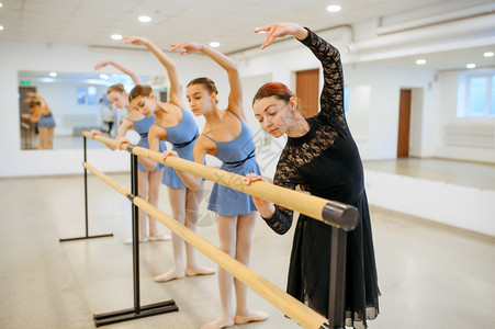 芭蕾舞蹈员们在课堂上排练高清图片