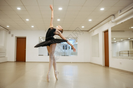 学员在芭蕾舞蹈课上认真的练习高清图片