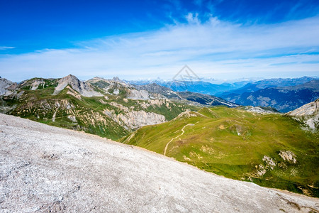 从法国阿尔卑斯山PralognanlaVanoise的PetitMontBlanc山PralognanVanoise的山地景观图片