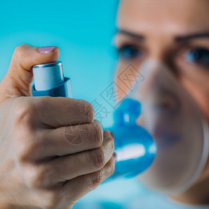 Asthma女使用吸入器图片