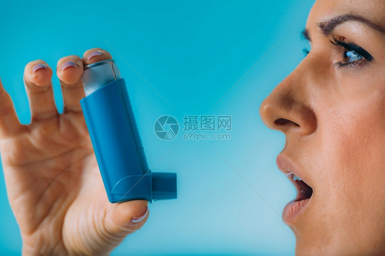 妇女使用气喘吸入器使用图片
