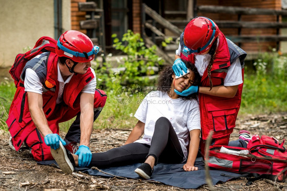 救援队帮助受伤害者图片