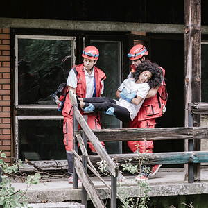 救援队撤离灾受害者图片