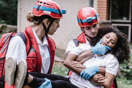 从灾区疏散女受害者的救援队图片