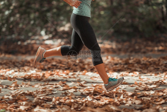 秋天妇女出门慢跑图片