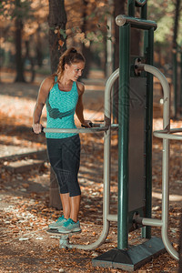 女在户外和在秋天公共园的Gym图片