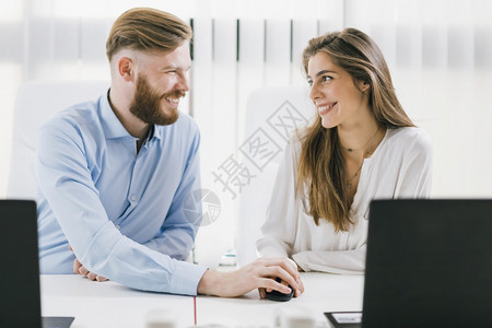 在工作场所有浪漫感情的年轻男女同事工作场所关系图片