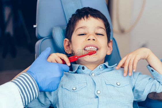 和小男孩一起看牙医谈卫生图片