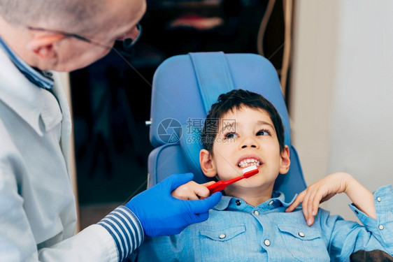 和小男孩一起看牙医谈卫生图片