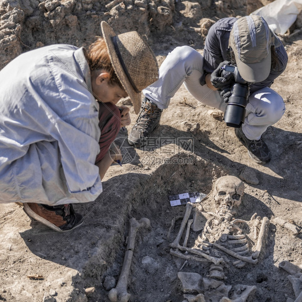 年轻考古学家用照相机记录古老