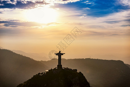 里约热内卢的基督Redeemer雕像空中观光日落时间图片
