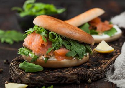 有机健康三明治配有文鱼和百吉饼奶油酪野生火箭柠檬和胡椒图片