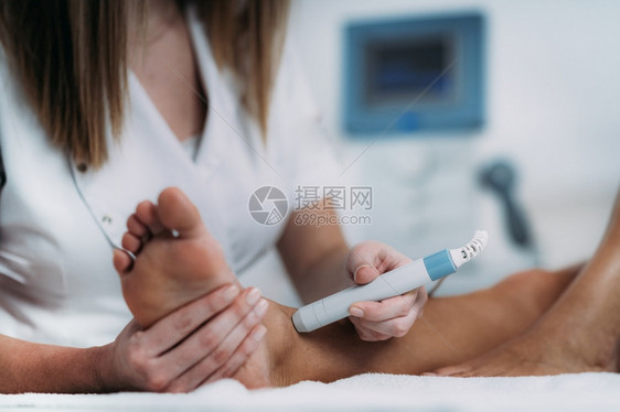 激光治疗物理病人和r脚踝关节图片