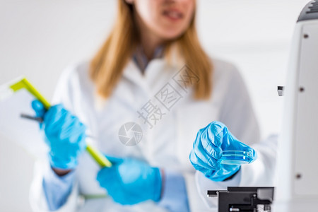 生物技术在实验室工作的女科学家图片