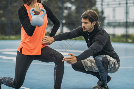 与个人健身教练合作与外门个人教练一起进行Kettlebell体力训练图片