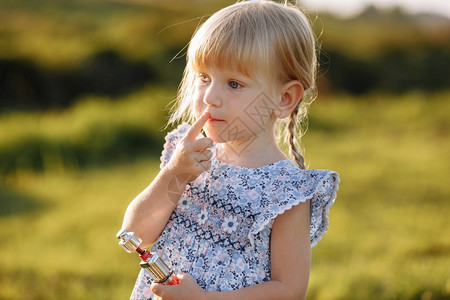 可爱的幼儿女孩用母亲和的嘴唇在户外涂上口红成长领导模仿女心理学行为概念成长模仿女心理学行为概念成长复制女心理学行为概念图片