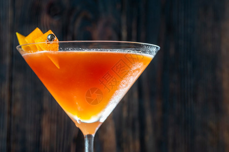 玛蒂尼酒杯中的鸡尾装满橙色皮图片