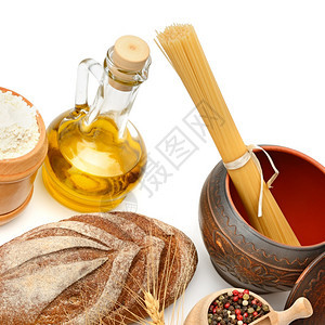 面包意大利橄榄油和香料被白色背景隔离图片