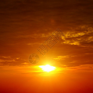 明亮的红天和太阳升起图片