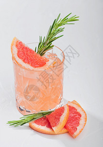 红葡萄果鸡尾酒水片和白色背景的迷迭香图片