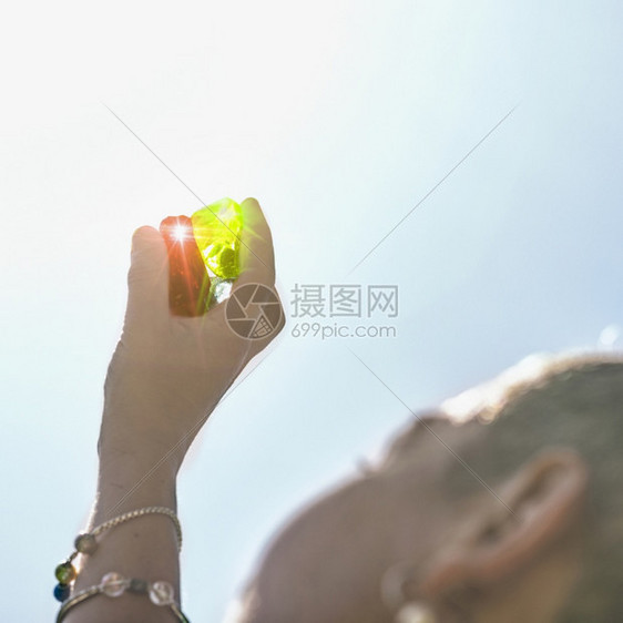 女水晶治疗师手握着红绿晶体和图片