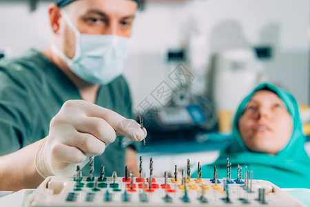 安装牙科植器成套工具箱型假牙医图片