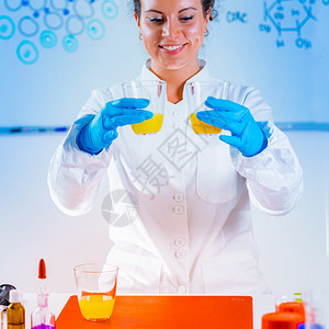 质量控制专家检查实验室果汁图片