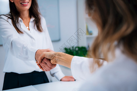 签署健康保险表格后握手图片