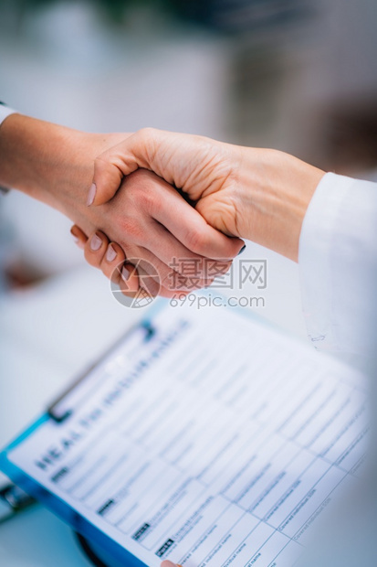 签署健康保险表格后握手图片