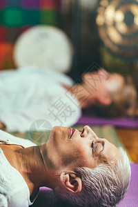 沉睡在地板上的年长妇女冥想图片