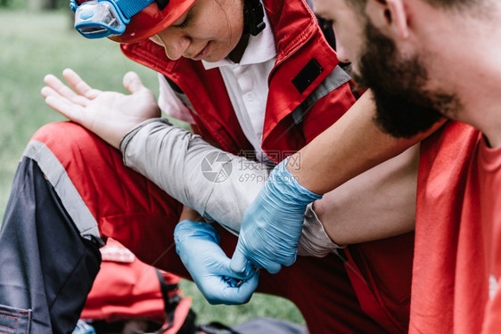接受训练治疗三度烧伤的急救护理人员图片