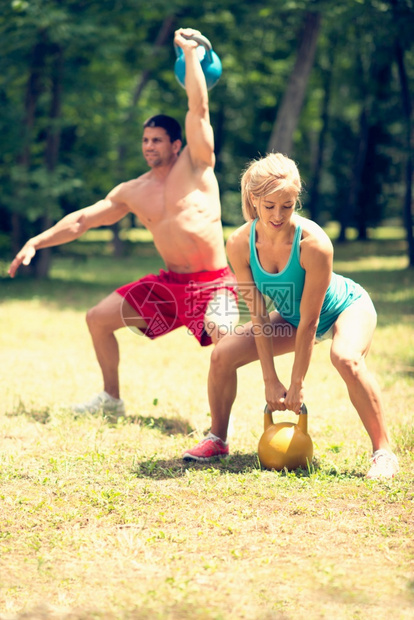 夫妇在公园里和小叮当一起锻炼运动图片